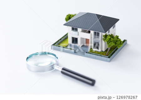 住宅模型とルーペ 住宅模型とルーペ 126978267