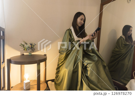 よもぎ蒸しながらスマホを見る女性イメージ よもぎ蒸しながらスマホを見る女性イメージ 126978270
