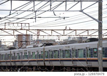 通勤電車のある風景 126978479