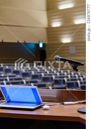 大きな会場で行う講演会やセミナー風景 大きな会場で行う講演会やセミナー風景 126978777