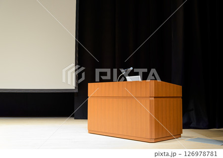 大きな会場で行う講演会やセミナー風景 126978781