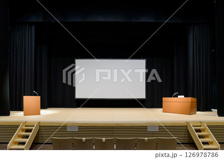 大きな会場で行う講演会やセミナー風景 126978786