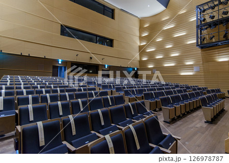大きな会場で行う講演会やセミナー風景 大きな会場で行う講演会やセミナー風景 126978787