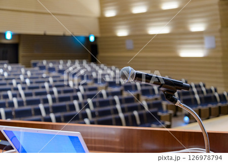 大きな会場で行う講演会やセミナー風景 126978794