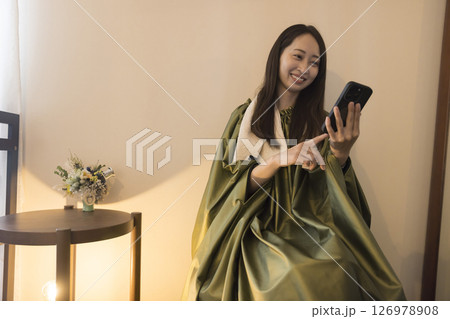 よもぎ蒸しながらスマホを見る女性イメージ よもぎ蒸しながらスマホを見る女性イメージ 126978908