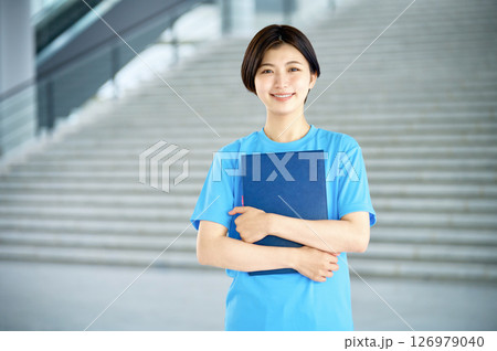 施設で働く若い介護士の女性 126979040