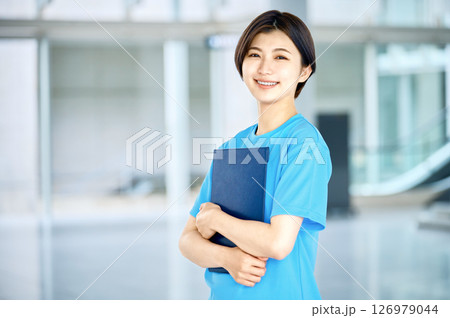 施設で働く若い介護士の女性 施設で働く若い介護士の女性 126979044