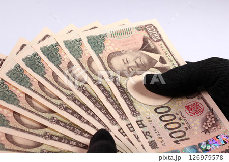 黒手袋で1万円札を持つ 黒手袋で1万円札を持つ 126979578
