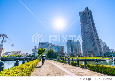 日本の横浜都市景観 夏のような日差し…汽車道の港一号橋梁や横浜ランドマークタワーなどを望む=6月5日 日本の横浜都市景観 夏のような日差し…汽車道の港一号橋梁や横浜ランドマークタワーなどを望む=6月5日 126979668