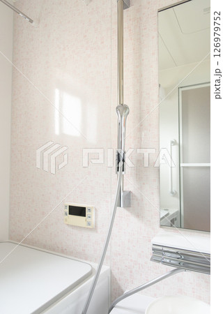 浴室のイメージ　　清潔な白を基調とした浴室のイメージ 126979752