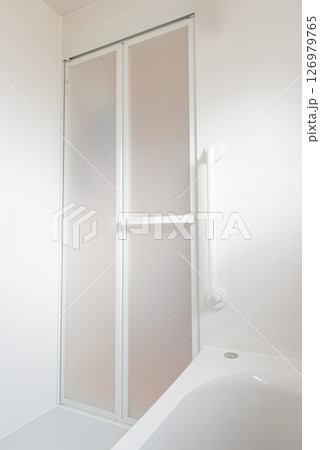 浴室のイメージ　　清潔な白を基調とした浴室のイメージ 126979765