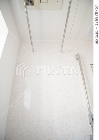 浴室のイメージ　　清潔な白を基調とした浴室のイメージ 126979767