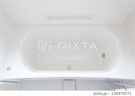 浴室のイメージ　　清潔な白を基調とした浴室のイメージ 126979771