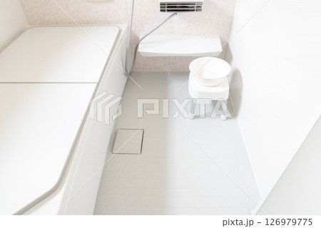 浴室のイメージ　　清潔な白を基調とした浴室のイメージ 126979775