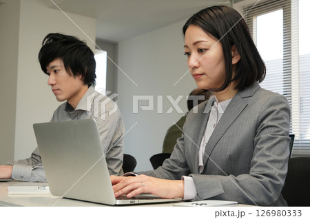 オフィスワーカー 126980333