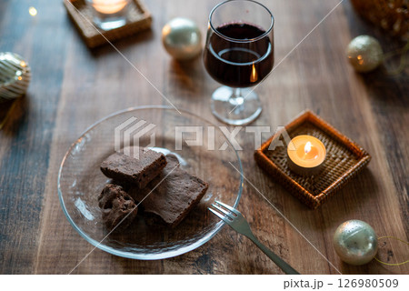 ガトーショコラと赤ワインの大人の夜時間 126980509