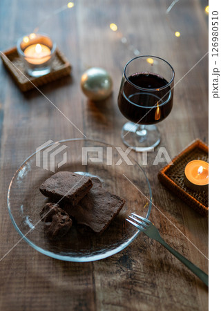 ガトーショコラと赤ワインの大人の夜時間 126980510