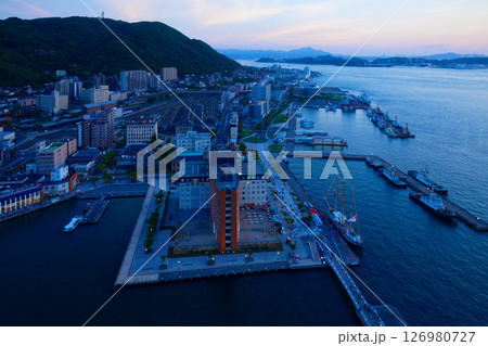 門司港レトロ展望室からの夕景　夜景　日本新三大夜景 126980727