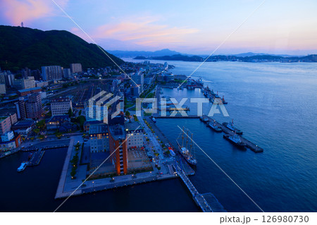 門司港レトロ展望室からの夕景　夜景　日本新三大夜景 126980730
