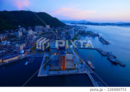 門司港レトロ展望室からの夕景　夜景　日本新三大夜景 126980731