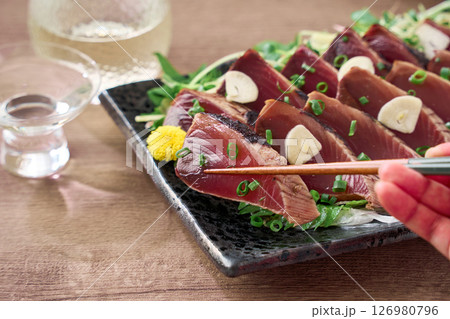 薬味たっぷりの鰹のたたき 薬味たっぷりの鰹のたたき 126980796