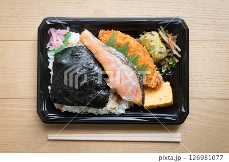 鮭のり弁当　コンビニ弁当 126981077