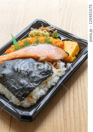 鮭のり弁当　コンビニ弁当 126981078