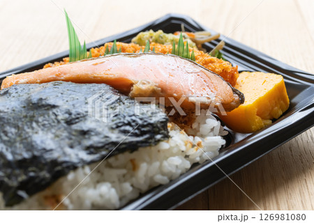 鮭のり弁当　コンビニ弁当 126981080