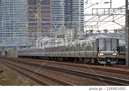 JR京都線を走る223系新快速電車12両 JR京都線を走る223系新快速電車12両 126981082