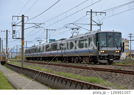 きのくに線を走る223系普通電車4両366M 126981107