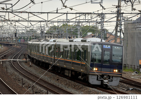 JR京都線を走る207系普通電車 126981111