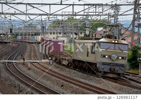 東海道本線を走るEF510-509コンテナ貨物列車 126981117
