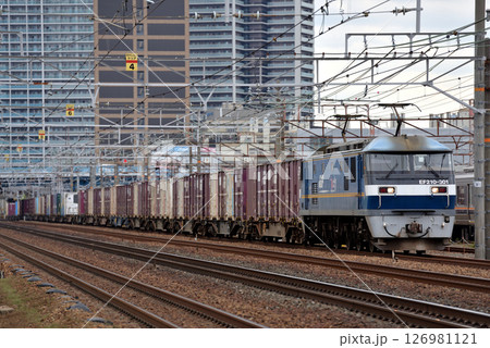 東海道本線を走るEF210-301コンテナ貨物列車 126981121