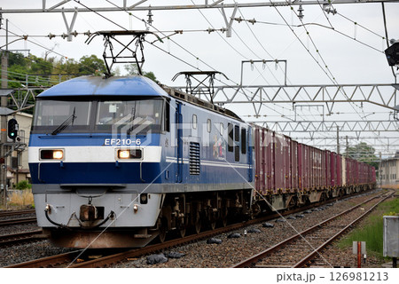 東海道本線を走るEF210-6コンテナ貨物列車 126981213