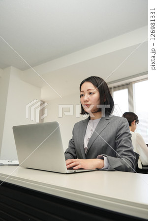 オフィスで働く女性 126981331