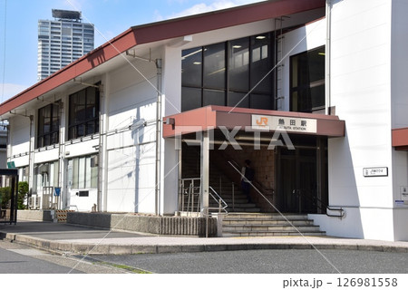 名古屋市　東海道本線熱田駅と青空 126981558