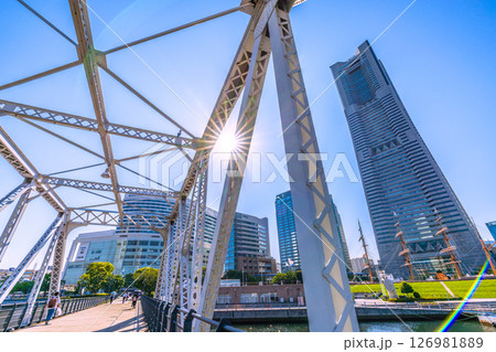 日本の横浜都市景観 夏のような日差し…汽車道の港一号橋梁や横浜ランドマークタワーなどを望む＝6月5日 126981889