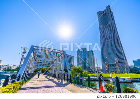 日本の横浜都市景観 夏のような日差し…汽車道の港一号橋梁や横浜ランドマークタワーなどを望む＝6月5日 126981900