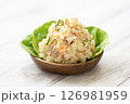 木皿に入れたポテトサラダ 126981959