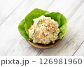 木皿に入れたポテトサラダ 126981960
