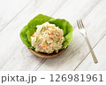 木皿に入れたポテトサラダとフォーク 126981961