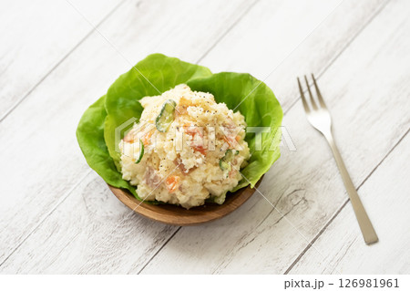 木皿に入れたポテトサラダとフォーク 木皿に入れたポテトサラダとフォーク 126981961