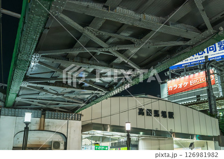 夜の高田馬場駅（早稲田口） 126981982