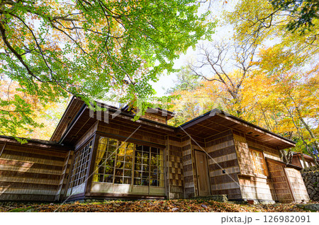 イタリア大使館別荘記念公園　本邸と秋の紅葉 126982091