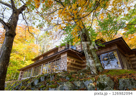 イタリア大使館別荘記念公園　本邸と秋の紅葉 126982094