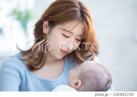 赤ちゃんを抱く女性 126982150