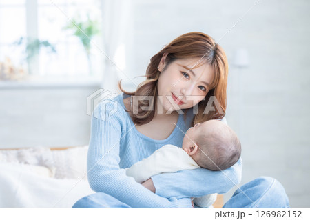赤ちゃんを抱いた女性 126982152