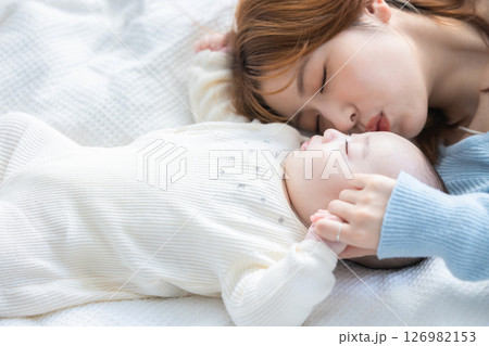 昼寝する親子 昼寝する親子 126982153