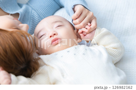 赤ちゃんと母親 126982162