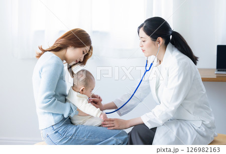 赤ちゃんを診察する医師 126982163